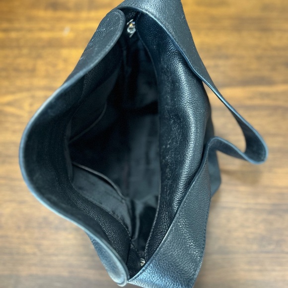 This is a Michael Kors bag black. Very good condition. - Picture 3 of 6